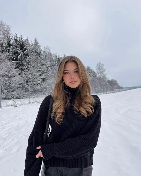 Bariloche, Snowy Winter Outfits, Snowy Outfits, Snowy Photoshoot, Christmas Instagram Pictures, Snow Pics, Senior Photoshoot Poses, Snow Photoshoot, Winter Instagram