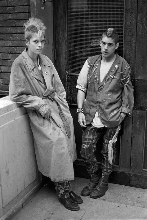 Clubbers And Youth Tribes in Post-Punk London : 1978-1986 - Flashbak London Punk Fashion, Post Punk Fashion, Derek Ridgers, London Nightclubs, Punk Subculture, 80s Punk, Punk Culture, Photographers Gallery, Punk Scene