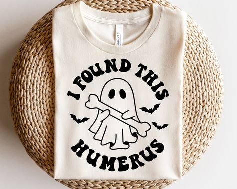 Sweater Svg Ideas, Cricut Ideas Halloween, Htv Halloween Shirts, I Found This Humerus Shirt, Funny Shirts Cricut, Cricut Halloween Tshirt Ideas, I Found This Humerus Svg, Fall Diy Shirts, Halloween Decorations To Sell