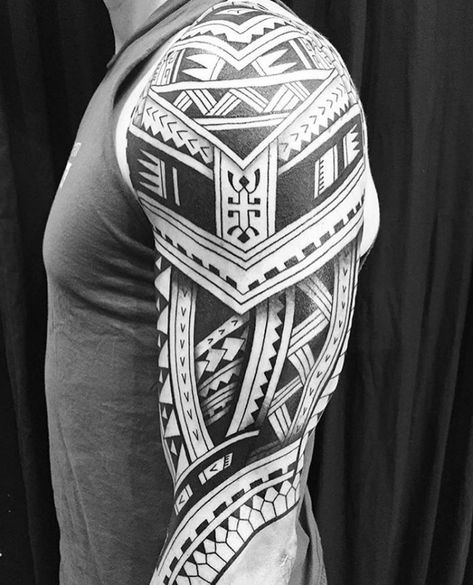 tattoos-männer-samoanische-motive-geometrische-elemente-3d-effekt Native American Tattoo Symbols, Maori Tattoo Arm, Tahitian Tattoo, Polynesian Tattoo Sleeve, Stammestattoo Designs, Slavic Tattoo, Tier Tattoo, Geometric Sleeve Tattoo, Polynesian Tattoo Designs