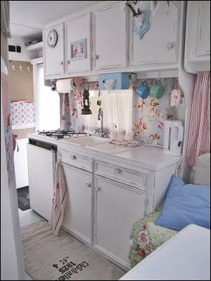 Cottage Camper, Shabby Chic Caravan, Campervan Kitchen, Trailer Kitchen, Caravan Vintage, Camper Vintage, Trailer Renovation, Camper Redo, Cocina Shabby Chic