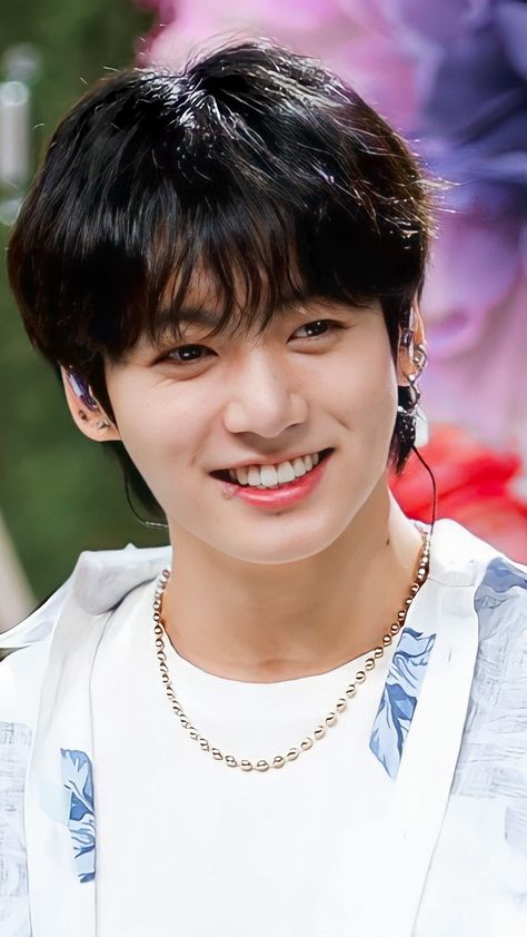 Jungkook Smile, Black Hair Aesthetic, Smile Pictures, Army Video, Jungkook Funny, Jungkook Aesthetic, Stray Kids Seungmin, Cute Love Pictures, Jung Kook