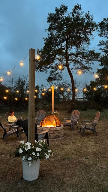 Fire Pit With Twinkle Lights, Fire Pit In Garden Ideas, Bonfire Ideas Backyard Diy, Lighting Around Fire Pit, Fire Pit Hammock Ideas Backyard, Low Budget Fire Pit Area, Bond Fire Ideas Backyards, Shed Fire Pit Area, Rustic Firepit Outdoor