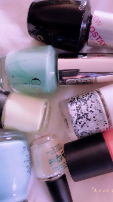 #nails #nailart #nailpolishtrends #wallpaper Nail Polish Aesthetic Wallpaper, Aesthetic Nail Wallpaper, Doing Nails Aesthetic, Nail Polish Painting, Acrylic Nail Polish, Nail Painting, Nails Aesthetic, Nail Polish Trends, Nail Paint