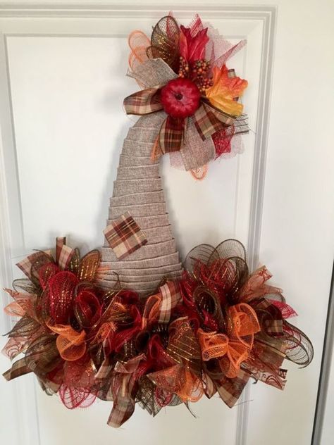 Diy Scarecrow Hat, Scarecrow Hat Wreath, Diy Fall Wreaths, Scarecrow Hat, Diy Scarecrow, Fall Mesh Wreaths, Hat Wreath, Fall Thanksgiving Wreaths, Scarecrow Wreath