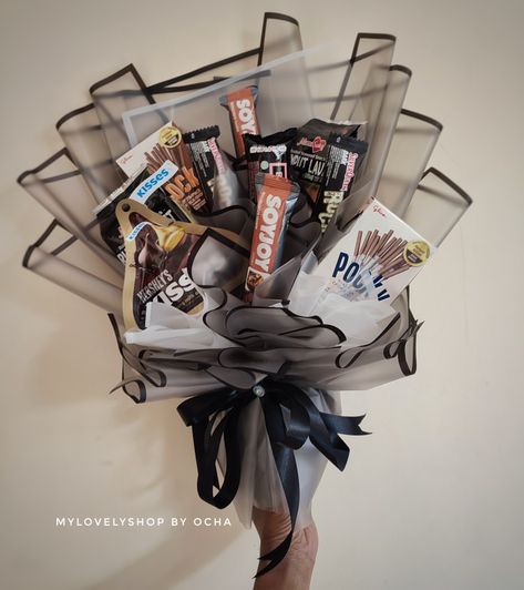 Request my customer from special friends Bucket Snack Graduation, Buket Snack Aesthetic, Buket Graduation, Gif Birthday, Snack Bucket, Snack Bouquet, Food Bouquet, Bucket Ideas, Haha Photos