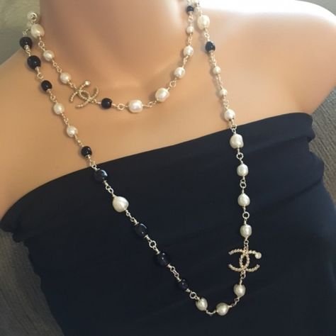 Chanel Necklace Chanel Pearl Necklace Outfit, Pearl Necklace Outfit, Chanel Pearl Necklace, Chanel Jewelry Necklace, Chanel Pearl, Fashion Decades, Chanel Bracelet, Jewelry Chanel, Chanel Camellia