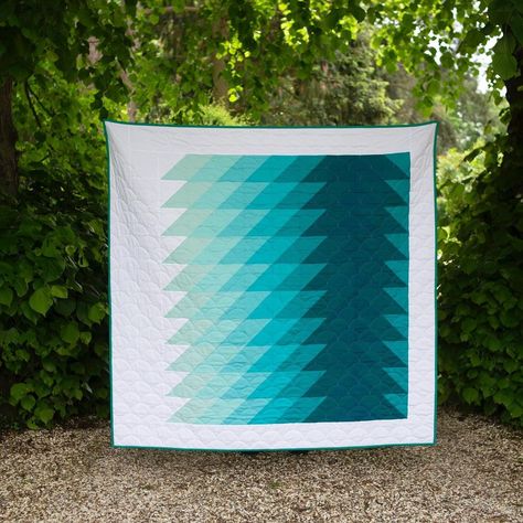 Lou Orth: Modern Quilts on Instagram: “Ripple quilt pattern is out today and I’m so excited to share this Kona solids version. 💙🌊🧜‍♀️⁣ ⁣ Ripple is available now at just £6! ⁣ ⁣…” Monochromatic Quilt, Abstract Art Quilt, Quilting Designs Patterns, Quilt Sewing Patterns, Geometric Quilt, Picture Quilts, Triangle Quilt, Modern Quilt Patterns, Chevron Quilt