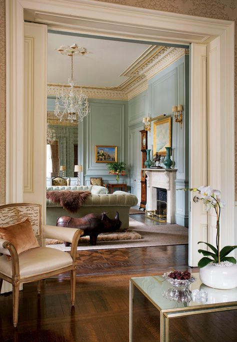 Christy Scott Cashman Home, Back Bay, Boston. Interior by Lisa Davis, photograph by Eric Roth. French Interiors, House Room, A Living Room, My New Room, House Inspo, Dream Home Design, Decoration Design, Living Room Interior, 인테리어 디자인