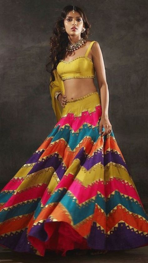 Lehanga Styles, Multicolored Lehenga, Mehendi Outfits For Bride, Mehendi Dresses, Lehenga Designs Latest, Lengha Blouse Designs, Arabian Decor, Mehndi Outfit, Designer Anarkali Dresses