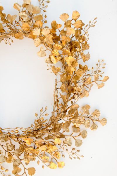 Simple but so pretty! Spray Paint Flowers, Golden Wreath, Wreath Garland, Desain Editorial, Diy Gold, Gold Wreath, Faux Leaf, Gold Leaf Art, Gold Spray Paint