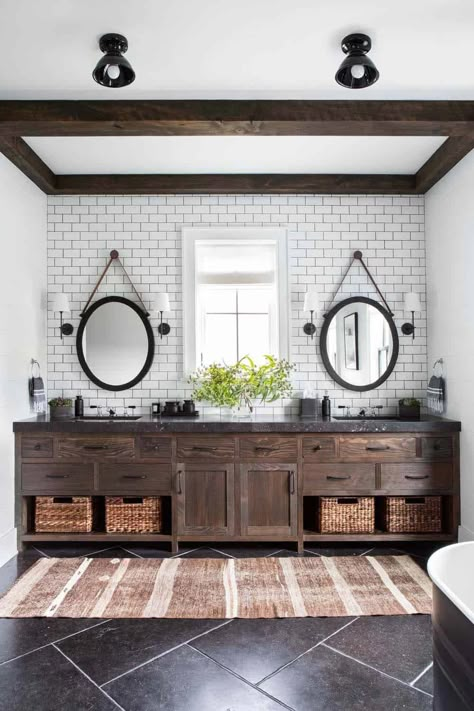 Eclectic modern farmhouse with unexpected pops of color in New York #bathroom Home Designs Exterior, Interior Minimalista, Set Sofa, Bad Inspiration, Modern Farmhouse Bathroom, Eclectic Modern, Farmhouse Bathroom Decor, Dream Bathrooms, Rustic Bathroom