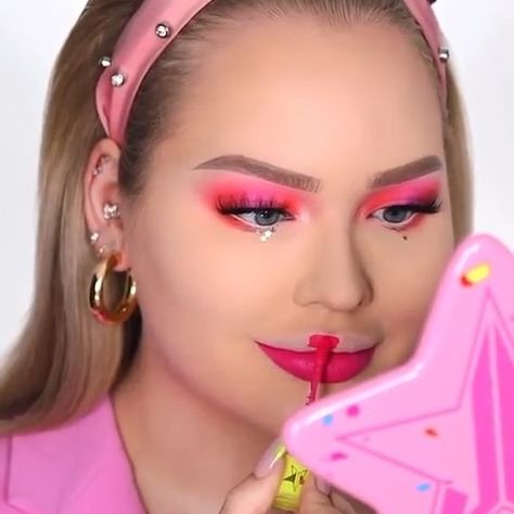 Jeffree Star Cosmetics on Instagram: “The makeup queen @nikkietutorials took a dip into the #Jawbreaker palette 🍭💖 Watch her channel for the full review! She also uses…” Jeffrey Star, October Challenge, Jeffree Star Cosmetics, Eyes Makeup, Jeffree Star, Eyeshadow Looks, Colorful Makeup, Makeup Inspo, Dip