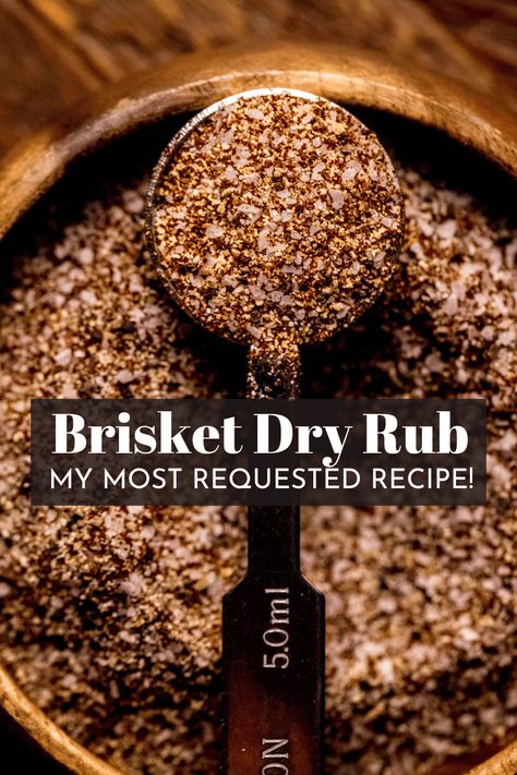 This is the best Brisket Dry Rub and it’s only made with 5 simple spices! The smoky and savory spice blend creates a beautiful crust (“bark”) around the outside while infusing a symphony of mouthwatering flavors into every bite of brisket! // recipe // Texas Essen, Steak Dry Rub Recipe, Steak Dry Rub, Peper Steak, Brisket Dry Rub, Brisket Rub Recipe, Dry Rub For Steak, Smoked Beef Brisket Recipes, Steak Rub Recipe