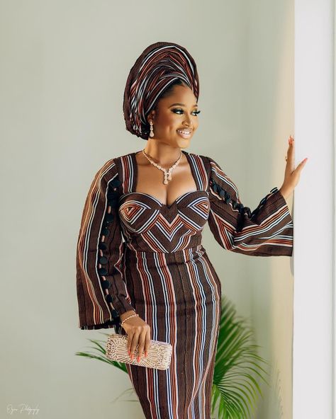 Bride Aso Oke Styles, Aso Oke Styles Traditional Weddings, Aso Oke Dress Styles, Aso Oke Gown Styles, Asoke Styles, Nigerian Traditional Dresses, Yoruba Bride, Prom Fashion, African Traditional Wedding Dress