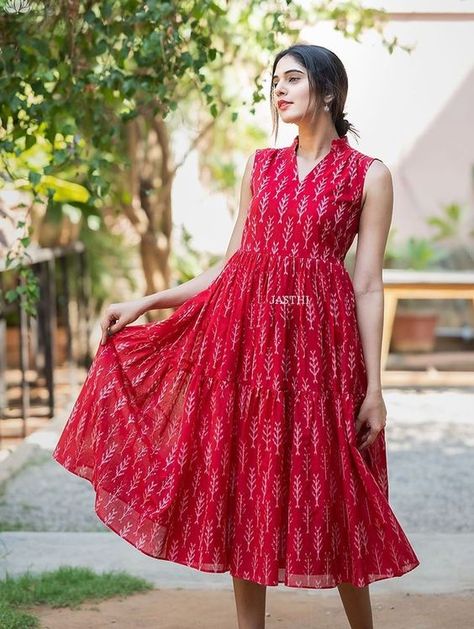 Trendy Frock Designs, Saree Frocks, Cotton Frocks For Women, Aline Frock, Frock Designs For Girl, Feeding Dresses, Frock Models, Cotton Dress Pattern, Short Frocks