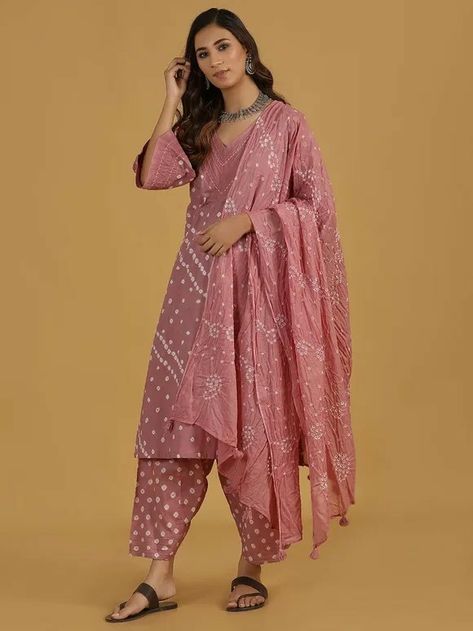 Bandhani Dress Pattern, डिजाइनर कपड़े, Bandhani Dress, Stylish Kurtis Design, Lace Dress Design, Simple Kurta Designs, Designer Kurti Patterns, Simple Kurti Designs, Kurti Designs Latest