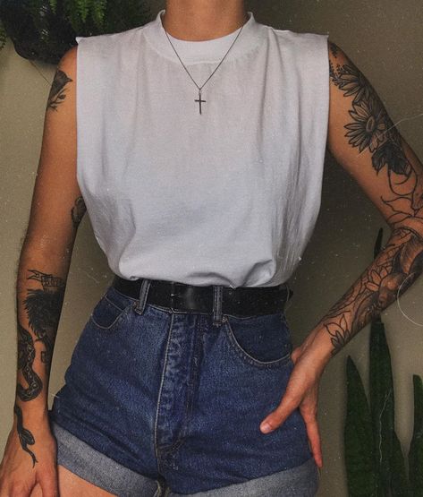 Outfits For Bartenders, Tattoo Artist Style Clothing, Summer Bartender Outfit, Tattoo Outfit Woman, Non Binary Summer Outfits, Artist Style Clothing, Bisexual Aesthetic Outfit, Masc Summer Outfits, Bisexual Fashion