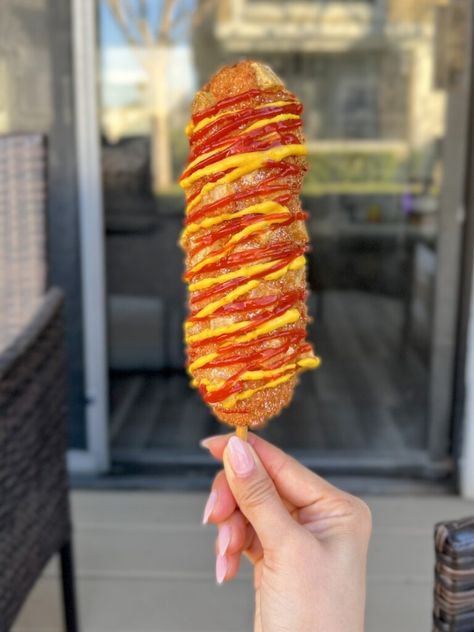 Korean Corn Dog Cheese Pull, Korean Fried Cheese Stick, Corndog Recipes, Corndog Mozarella, Fried Hotdogs, Korean Hot Dog Recipe, Hot Dog Cheese, Korean Corn Dog Recipe, Corn Dog Batter