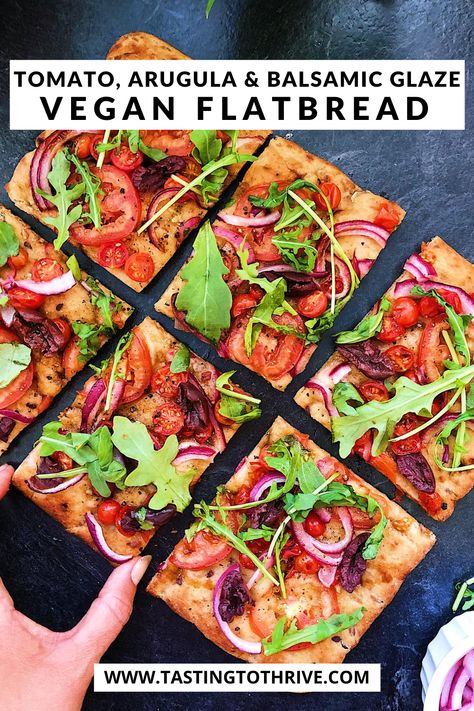 Vegan Flatbread Pizza, Pizza Flatbread, Vegan Flatbread, Vegan Sauce Recipes, Vegan Bbq Recipes, Vegan Pizza Recipe, Easy Vegan Lunch, Vegan Summer Recipes, Fall Vegan Recipes