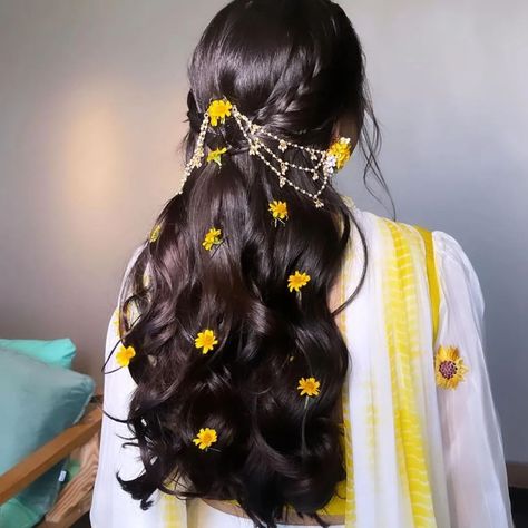 Haldi Brides, Haldi Looks, Mehendi Hairstyles, Floral Jewellery For Haldi, Haldi Ideas, Mehendi Jewellery, Jewellery For Haldi, Haldi Look, Haldi Jewellery