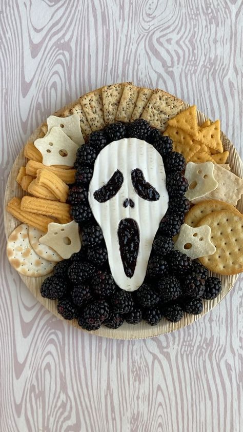 petalandplatter on Instagram: From brie and blackberries to Ghostface Killer! 🔪🔪🔪 . . . . . #ghostface #ghostfacekiller #scream #screammovie #90shorror #horrorvillians… Plat Halloween, Fest Mad, Halloween Fest, Spooky Food, Halloween Food Treats, Zucca Halloween, Halloween Tattoo, Halloween Dinner, Deilig Mat