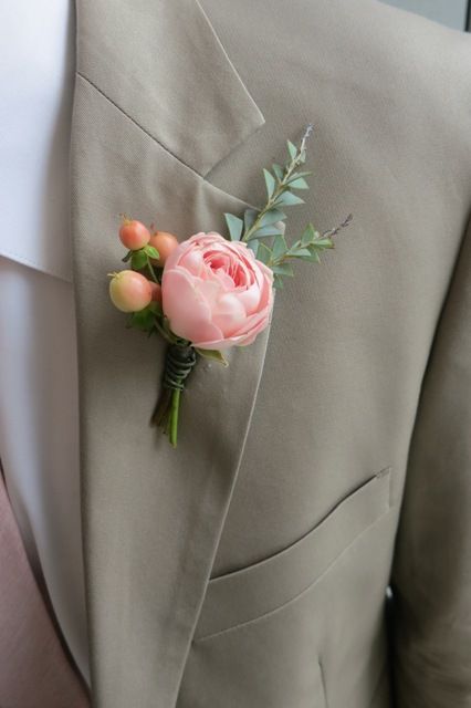 How to Pin a Boutonniere, including video. By Pollen pollenfloraldesign.com Pink Boutonniere, Groomsmen Boutonniere, Corsage Prom, Floral Design Studio, Prom Flowers, Wedding Ceremony Flowers, Eco Friendly Wedding, Floral Tape, Boutonniere Wedding