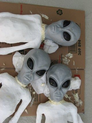 Indoor Halloween Decor Ideas, Halloween Home Decor Ideas, Halloween Yard Displays, Indoor Halloween Decor, Scary Alien, Alien Halloween, Alien Party, Days Until Halloween, Etsy Halloween