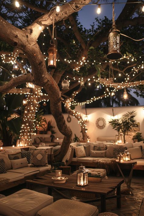 Home Decor Ideas Garden, Deck And Patio Decorating Ideas, Backyard Cozy Ideas, Lighting In Garden, Shed Decorating Ideas Inside, Backyard Lighting Ideas Diy, Outside Fairy Lights, Fairy Lights Backyard, Cute Backyard Ideas