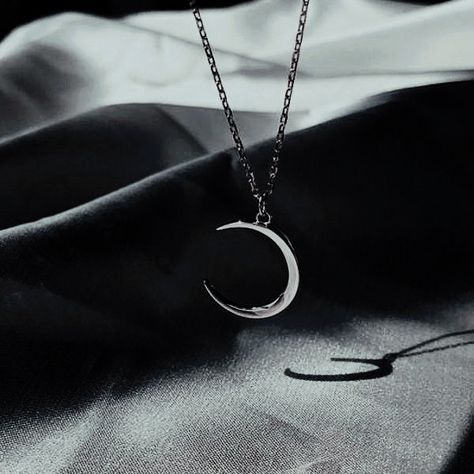 Assecories Aesthetic, Artemis Aesthetic, Emo Jewelry, Moon Accessories, Fancy Jewellery Designs, Magical Jewelry, Neck Jewellery, Crescent Moon Necklace, Jewelry Fashion Trends