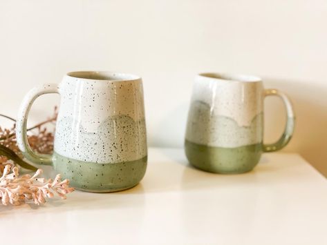 Speckled Ceramic Mug, Mug Ceramic Ideas Paint, Ceramic Mug Glaze Ideas, Mug Glazing Ideas, Handmade Cups Ceramic Pottery, Mug Glaze Ideas, Pottery Cafe, Diy Keramik, Hand Painted Mug