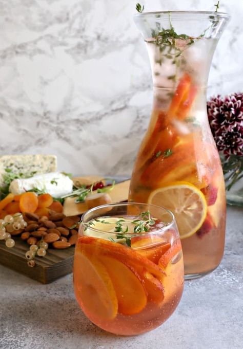 Sparkling Peach and Thyme Rose Cocktail Peach Drinks, Rose Cocktail, Arnold Palmer, Brunch Cocktails, Champagne Cocktail, Wine Cocktails, Christmas Cocktails, Summer Refreshments, Gin Cocktails