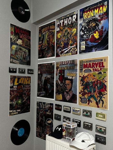 Comic Home Decor, Marvel Posters For Room, Marvel Wall Decor Aesthetic, Spiderman Apartment, Marvel Dorm Room, Comic Room Decor, Comic Room Aesthetic, Spider Man Wall Decor, Spiderman Room Ideas Aesthetic