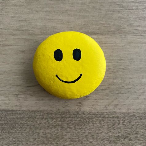 Yellow Painted Rocks Ideas, Easy Rocks To Paint, Black Rock Painting, Cute Rock Painting Ideas Aesthetic, Cute Rock Painting Ideas Easy Animals, Rock Painting Ideas Easy For Kids, Small Rock Painting Ideas Easy, Stone Painting Easy Simple, Painting Stone Exterior