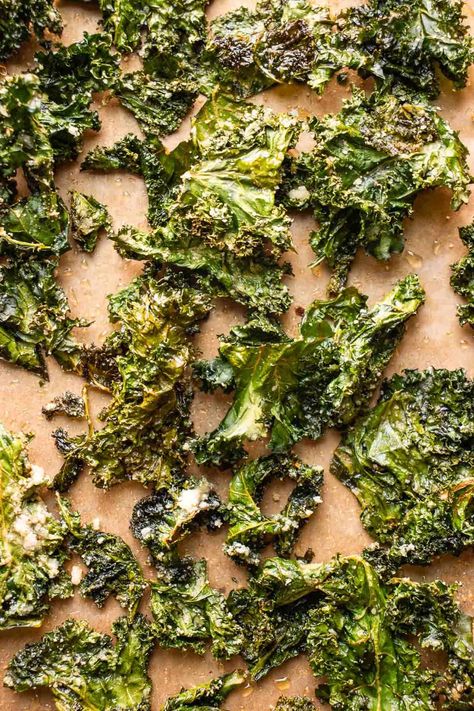 This kale chips recipe gives you a healthy and tasty way to enjoy a crispy, crunchy snack that's perfect for parties, game nights, or just a guilt-free treat at any time. Dried Kale Chips, Crispy Kale Chips, Healthy Chip Recipes, Krispy Kale, Best Kale Chips, Healthy Kale Chips, Healthy Chips Recipe, Kale Chips Recipe Baked, Kale Dishes