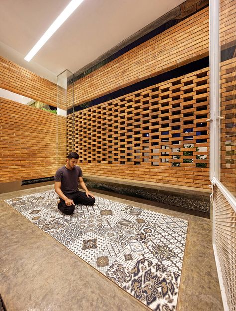 Musholla Design Room Ideas, Indonesian House, Muslim Prayer Room Ideas, Project 2025, Mosque Design, Courtyard Design, Central Java, Brick Architecture, Green Architecture