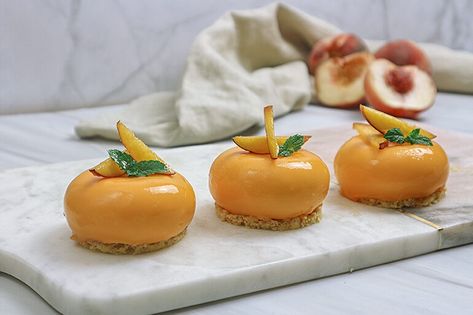 Peach Mousse Cake, Peach Entremet, Peach Mousse, Mascarpone Dessert, Happy Cake, Baking Desserts, Peach Desserts, Cosmetica Natural, Mousse Recipes