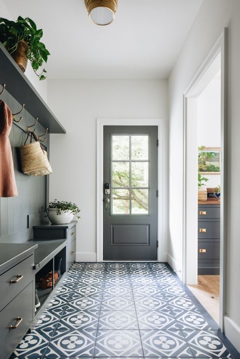 In Good Taste:  Jean Stoffer Design Jean Stoffer Design, Jean Stoffer, Vstupná Hala, Interior Design Minimalist, Mudroom Entryway, Mudroom Decor, Mudroom Design, Kitchen Remodel Before And After, Laundry Mud Room