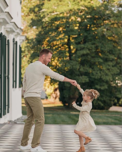 Daddy And Daughter Photo Shoot, Fathers Day Photo Shoot, Father Daughter Outfits, Family Outfits For Pictures, Father Daughter Poses, Toddler Family Photos, Outfits For Pictures, Father Daughter Photos, Daughter Pictures