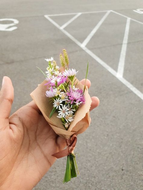 Wild flowers in an arrangement tied together with a small brown ribbon and brown paper to make a mini boquetes. Small Buque Ideas, Small Boquetes Of Flowers Diy, Small Aesthetic Gifts, Cute Small Flower Bouquet, Small Birthday Gifts For Friends, Small Flower Bouquet Gift, Small Bouquet Ideas, Small Wildflower Bouquet, Mini Bouquet Flowers