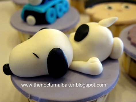 Bolo Snoopy, Snoopy Cake, Super Torte, Snoopy Party, Fondant Animals, Kids Cakes, Modeling Chocolate, Dog Cake, Fondant Cupcakes