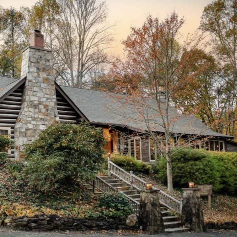 18 Romantic Weekend Getaway Ideas for Couples Who Love to Travel Robbinsville Nc, North Carolina Resorts, Senior Style, Romantic Weekend Getaways, North Carolina Mountains, Mountain Getaway, Biltmore Estate, Mountain Vacations, Mountain Lodge