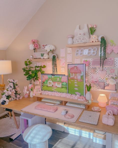 ♡ ♡ ♡ cozy room•Soft girl•Girly•Pink•reel•Pink girl•Pinterest•Girly girl aesthetic•Clean aesthetic•Girly Setup•pc setup• cozy desk space•cozy space•desk setup•girly•all pink•That girl•Soft girl•coquette•setup essentials•Aesthetic•Girly things• ♡ ♡ ♡ 🌸🫶🏻🍃 #deskspace #gamingsetup #desksetup #pcsetup #pcgaming #cozysetup #setup #cleansetup  #cutegamingsetup #aestheticdesk #deskinspo #officedecor #cozydesksetup #cozyaesthetic #cutesetup #cozyvibes #deskgram #setupgamer #cozydesksetup  #desktop #gaminggirlsetup #cuteaesthetic #girlsetups #softgirlaesthetics #ａｅｓｔｈｅｔｉｃ #aesthetic 🎀 Pink Pc Aesthetic, Girly Gamer Aesthetic, Pink Gamer Setup, Girly Setup, Cute Cottage Interior, Cozy Desk Space, Pink Pc Setup, Cute Desk Setup, Girly Girl Aesthetic