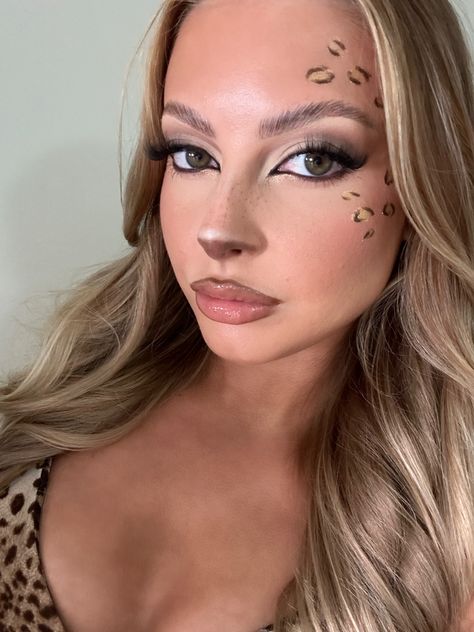 Lepord Halloween Costume Makeup, Womens Cheetah Costume, Leopard Costume Women Makeup, Halloween Costumes Animals Women, Leopard Couple Costume, Long Blonde Hair Costume Halloween, Jaguar Costume Women, Cat Halloween Costume Makeup, Leapord Costume Halloween