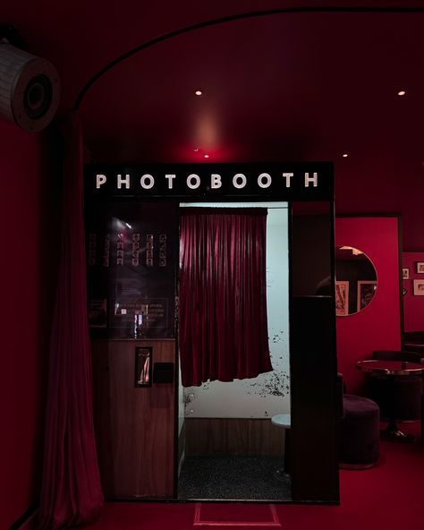 Our little London tradition 🎞️ Vintage photobooth pics every time we’re here 🤍 Photobooth Design Ideas, Retro Photo Booth, Photobooth Pics, Vintage Photobooth, Anniversary Plans, Photo London, Brand Activation, Vintage Photo Booths, Photo Box