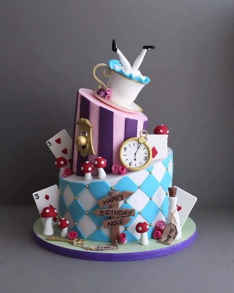 Mad Hatter Cake, Wonderland Party Theme, Alice In Wonderland Tea Party Birthday, Alice In Wonderland Cakes, Alice In Wonderland Birthday, Alice In Wonderland Tea Party, Baby Birthday Cakes, Disney Cakes, Alice In Wonderland Party