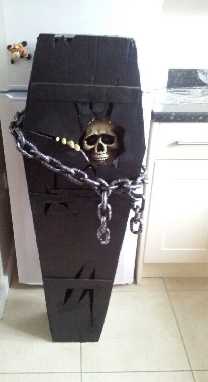 Halloween Graveyard Coffin, Cardboard Coffin Halloween, Diy Coffin Cardboard, Coffin Door Decorations, Card Board Halloween Decorations, Diy Halloween Decorations With Cardboard, Halloween Cardboard Diy, Halloween Coffin Ideas, Cardboard Coffin Diy