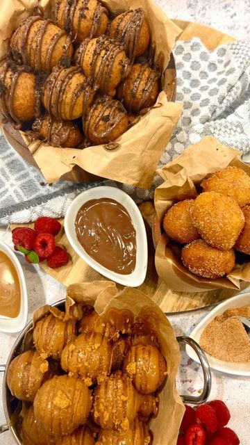 Bombolini Donut, Doughnut Balls, Donut Balls, Greek Donuts, Donut Bites, Mini Donut Recipes, Biscoff Recipes, Mini Doughnuts, Mini Donuts