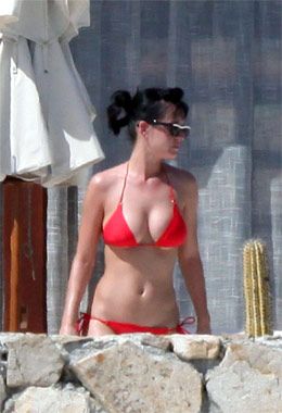 Showbiz: Katy Perry and Russell Brand are in holiday  - Katy Perry fiance comedian Russell Brand were seen by paparazzi at the beach. Check more at https://www.nationalturk.com/en/showbiz-katy-perry-russell-brand-holiday356863/ Katy Perry Hot, Green Swimsuit, Hottest 100, Hottest Celebrities, Katy Perry, Celebrities Female, Bing Images, The Beach, Actresses