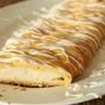 CRESCENT CHEESE STOLLEN @keyingredient #cheese Easy Cheese Danish, Cheese Danish Recipe, Cream Cheese Crescent Rolls, Cream Cheese Danish, Cheese Danish, Crescent Roll Recipes, Easy Cheese, Danish Food, Crescent Roll Dough